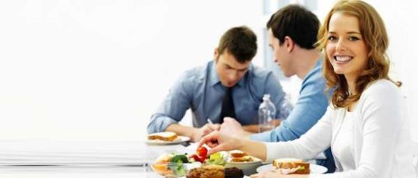 ADIM 2<br>    Kahvalt, le, akam yemei ve nlerin arasnda da attrmalk olarak,  ana,  ara n planlayn ve bunlara bal kaln. Son attrmalk, yatmadan bir-iki saat nce yenmeli. Bu kadar ok yemek, diyet yaparken ok fazla gibi grnse de, daha kk porsiyonlar yiyeceiniz iin, daha sk yiyeceksiniz. Bu metabolizmanz hzlandracak ve fazla ya eritmeye yarayacaktr. Vcudunuz, yiyecekleri depolamak zere programlanmtr. Eer, gnde bir kere beslerseniz, bunu ya olarak depolayacaktr. O nedenle gnlk beslenme programnz yaparken, dengeli olmasna dikkat edin. Hem be yiyecek grubundan, hem de doru porsiyon miktar olmasna zen gsterin. Yiyecek gruplarn yan stunda bulabilirsiniz.