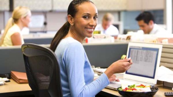 ADIM 5  <br>  Bol yeillikle mevsimi ise domates ve salatalk kullanarak yapacanz salatanza yasz beyaz peynir ilave edebilir, seviyorsanz ton bal veya dier protein gdalarn kullanarak daha lezzetli hale getirebilirsiniz. Yannda bir dilim tam buday ekmei yemeniz, sizi daha tok tutacaktr.