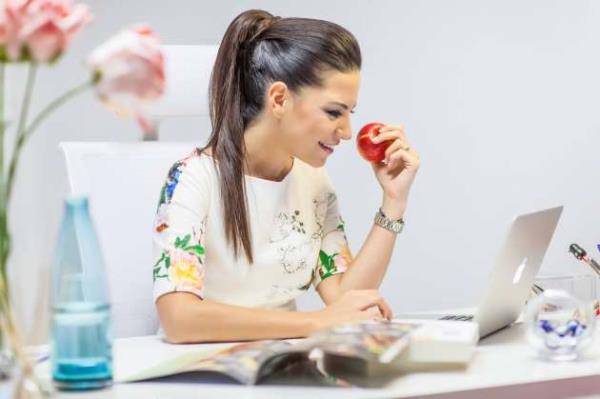 ADIM 3<br>    Kahvaltnzda enerji iin karbonhidrat olmasna dikkat edin. Ekmeinizi tam tahlllardan sein. Kahvaltya ekleye-ceiniz az yal yourt ve ya st, kemikleriniz iin kalsiyum salar. Bu ne ekleyeceiniz protein de, kas olumasnda faydal olacaktr. Haftada bir gn iki yumurta beyaz, bir yumurta sarsn kullanarak yapacanz omletin keyfini karrken, yanna baz sebzeleri ilave edebilirsiniz. &#8220; gnlerinde zamanm yok&#8221; diyorsanz, bu gzel kahvalty hafta sonu edebilirsiniz.