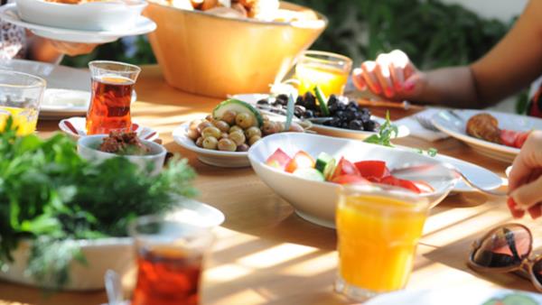 ADIM 4<br>    Gnn ilk ara n olarak, kk ve hafif (ama salksz eyler yemenizi engeller) bir besin seebilirsiniz. 10-15 fndk, -drt ceviz) veya bir porsiyon meyve, i yaamnda da takip edebileceiniz kolay ara n seenekleridir.