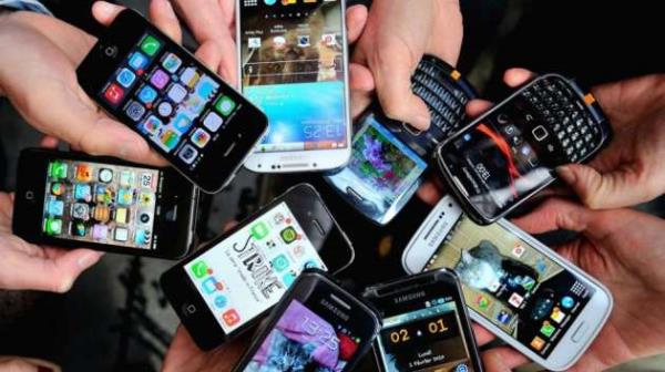 4.5G ihalesi tamamlandı; 1 Nisan 2016 itibariyle Türkiye adım adım 4.5G'ye geçecek. Peki telefonunuz 4.5G'yi destekliyor mu? Hangi telefonlar 'jet' hızında internete girebilecek? TÜSODER Bilişim Komisyonu Üyesi Ateş 'uyumlu SIM kart' ibaresine dikkat çekerek Birçok tüketicinin sim kartının eski tipte olduğunu ve 4.5G teknolojisini desteklemediğine vurgu yaptı ve ekledi: "tüketici ücret ödeyerek yeni sim kart almak zorunda kalacak. Bu nedenle tüketiciler cep telefonu ve sim kart seçimi yaparken 4,5G'ye uyumlu olup olmadığını mutlaka sorgulamalı. Eğer bunlar uyumsuz olursa, kullanıcı bu teknolojiden yararlanamayacak, cep telefonu ve SIM kart çöp olacaktır." İşte 4.5G'yi destekleyen o telefonlar...
