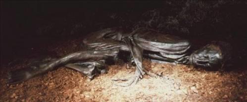 Boynundaki deri ipten aslarak ldrld anlalan "Tollund Adam"n M.. 350 ylnda aslarak ldrldn belirleyen bilim insanlar onun yaamna dair arpc bulgulara ulap bunu dnyaya duyurmutu...