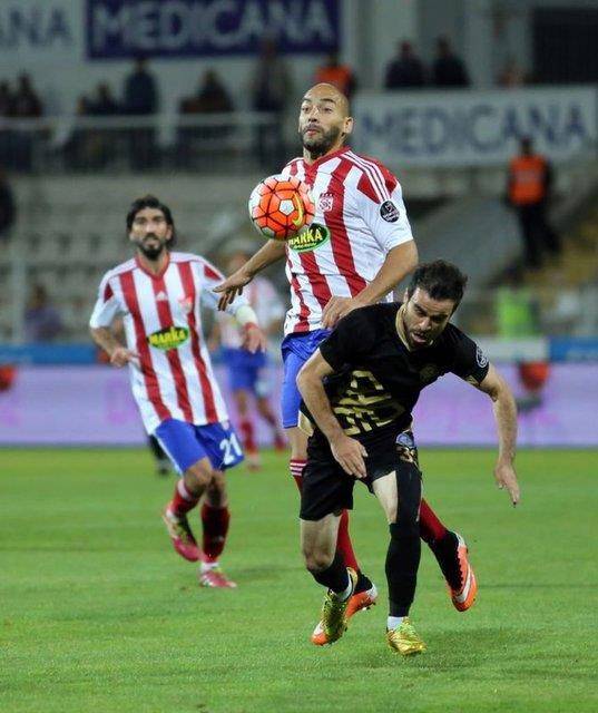 SVASSPOR (9): Ernestas Setkus, Cicinho, John Boye, Aatif Chahechouhe, Mehdi Taouil, Djakaridja Kone, Dani Abalo, Jeronimo Barrales, Michael Eneramo