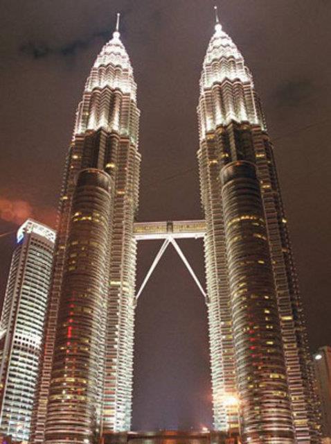 8-Petronas Tower 2 Uzunluu:452 m Yapm yl:1998