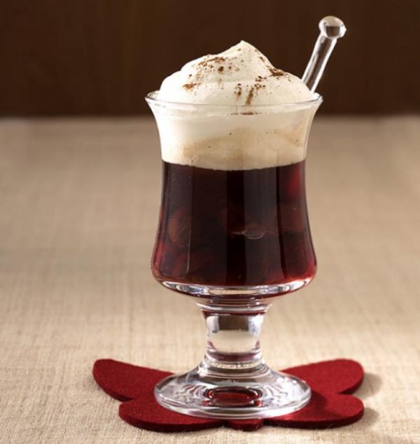 9. Almanya`dan Pharisaer  <br>  En gzel kahvenin tadn karanlardan biri de Almanya! Bu kahveyi yapmanz iin gerekenler rom ve rplm krema. stelik bu kahvenin ismi hakknda birok efsane olduu sylenmekte ama tad efsanelerin banda geliyor!