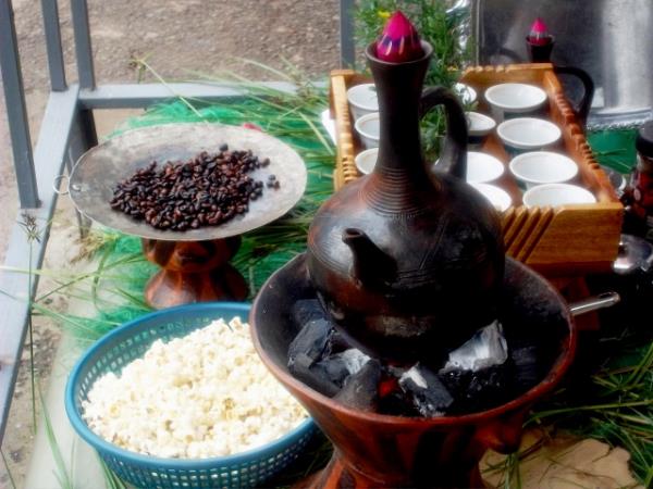 13. Etiyopya`dan Buna  <br>  Bu kahvenin kendisinden nce hazrlan tam bir tren. zel kaplarda hazrlanp kmr ateinde piirilen kahve ok miktarda piiriliyor ve fazlasyla kiiye yetiyor.