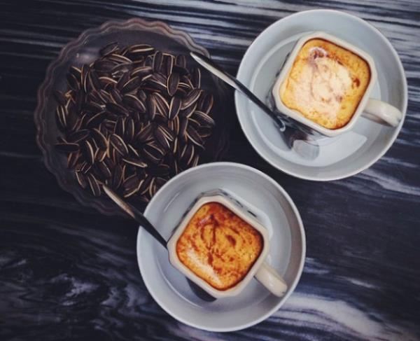 1. Vietnam`dan Yumurtal Kahve  <br>  Evet yanl grmediniz bu kahvenin ierisinde yumurta var! Kahvalty bir kahveye sktran Vietnamllar acaba nasl iiyorlar? Gelelim yaplna ilk olarak yumurtalarn sarlaryla beyazlarn ayryorsunuz ardndan sarlar st reeli ile kprene kadar rpyorsunuz. Yumurtalarn iine az miktarda filtre kahve ekleyip rpmaya devam ediyorsunuz. Ardndan kupalar kahve ile doldurup zerine yumurtal kp ekliyorsunuz.