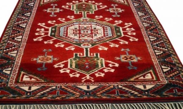 Mobilyalarn yerlerini deitirdiiniz zaman hallarn zerinde iz brakr. Bu izleri yok etmek iin izlerin zerine bir para buz koyun ve erimesini bekleyin. Daha sonra zerinde elektrik sprgesini gezdirin. zden eser kalmadn greceksiniz.