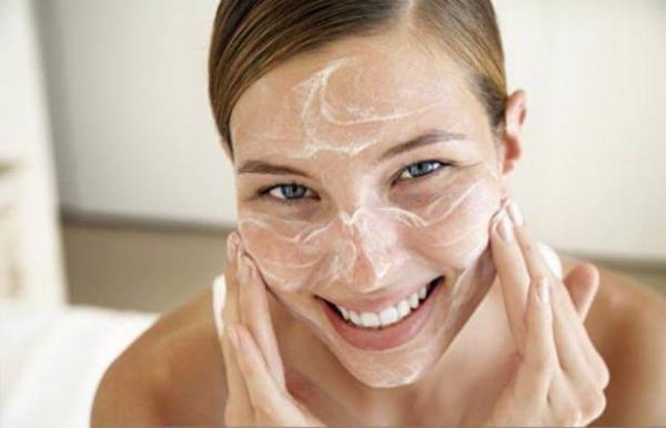 Bu yzden hemen bir bardak dolusu su iin ve bol bol meyve tketin. Buna ramen siyah noktalar gemiyorsa bir dermatoloa danmalsnz.