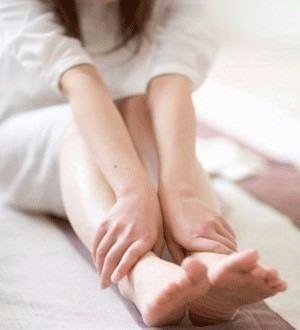 Eer ayaklarnz ok snp iiyorsa onlar saatlerce souk suda bekletmeyin, aksine kolonya ile ovalayn. Bilekleriniz ve ayaklarnz imeyecektir.