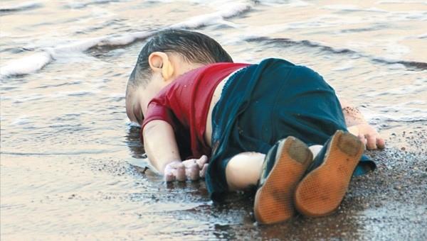 Suriyeli gmenlerin umuda yolculuunda yeni bir insanlk dram yaand. Bodrum aklarnda botlar patlayan gmenlerden 11'i hayatn kaybetti. Medya, bu drama karaya vuran balinalar kadar bile ilgi gstermedi. Bugn yaynlanan gazetelerin ounda henz daha 3 yan doldurmam olan Aylan Kurdi'nn sahile vurmu cansz bedeni vard. Suriye'deki Esed zulmnden kaarken can veren binlerce Suriyeli'den sadece birisiydi ama fotoraf ok dramatikti. Olaya yabanc basn da kaytsz kalamad. ngiliz Times, Guardian ve THe Independent gibi gazeteler, yaanan insanlk dramn ilk sayfalarndan okuruna iletti. Ancak Zaman, Trkiye, Aydnlk, Cumhuriyet ve Dirili Postas ilk sayfalarnda habere hi yer vermezken, Szc, Sabah, Akit, Yeni afak, Vahdet, Taraf, Bugn ve Haber Trk Gazeteleri ilk sayfadan ama etekten grmeyi tercih etti. Konuyu Manetine tayan gazeteler ise Hrriyet, Vatan, Milliyet, Star ve Akam'd.  <br>te bugnk gazetelerin 1. sayfalar...