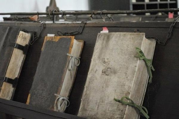 Ktphanenin ad zellikle 18 yzylda yaygn olarak olarak kullanlan kitaplarn zincirlenip bulunduklar raflara balanmalarndan geliyor.