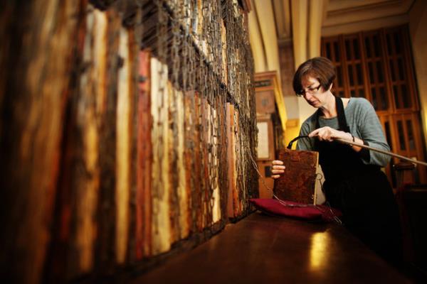 Ktphanenin en deerli paras olarak kabul gren kitap ise 12. yzyldan kalma el yazmas Eski Ahit...