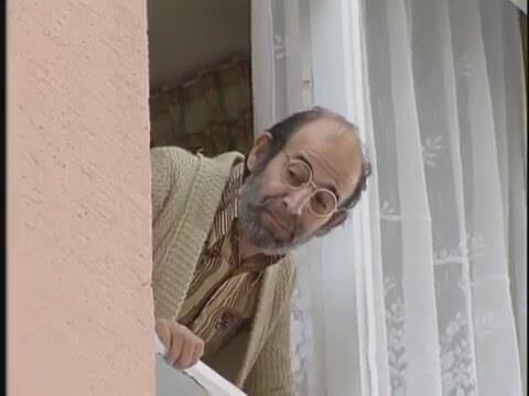 Ancak Zeki Alasya'nn teklifi zerine bu grevinden istifa edip ok sevdii tiyatroya hem iktisat hem de oyuncu olarak geri dnm...