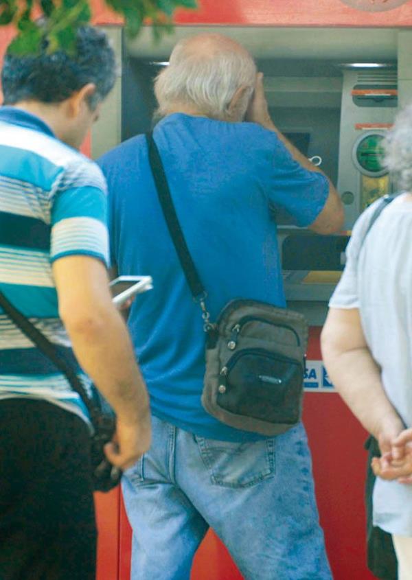 Hrriyet'in haberine gre nl oyuncu emekli maan ekmek iin bankamatik srasnda grlyor.