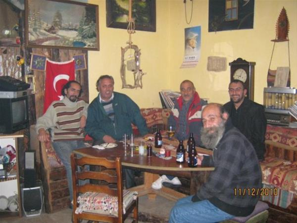 Yllar sonra zaman zaman tiyatro oyunlarnda yer bulan Uurtan Sayner zor gnler geirdiini de dile getiriyor.