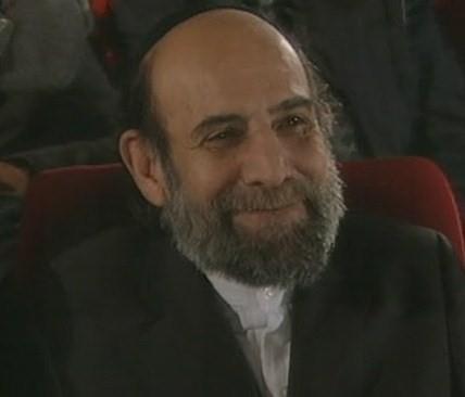 Vatan gazetesinin haberine gre, daha sonra 15 sene sren "Bizimkiler" dizisine adm atan oyuncu bu rolyle herkes tarafndan sevildi...