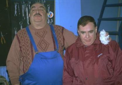 Halis karakterinin "Yumuak yumuak" szleri bir dneme damga vurmutu. Bizimkiler'deki ilgin bir detay ise yllar sonra ortaya kt. Gen Halis'i canlandran Uyandran'n, babasn  canlandran Seluk Uluergven'den sadece 5 ya kk olmas ve dizinin ekildii yllarda 50'li yalarnda olmas herkesi artt.