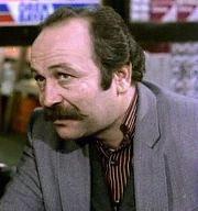 YAMAN OKAY   <br>  Yaman Okay, krnn kars Nazan'n bir baltaya sap olamam aabeyi Nazm rolndeydi. Yaman Okay 1993 ylnda yaamn yitirdi.