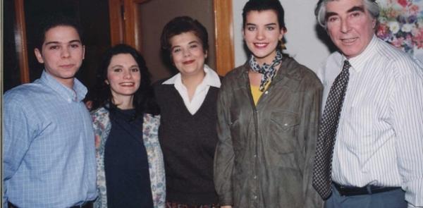 Usta oyuncu Aye Kk ve Cihat Tamer &#8216;Ne Mnasebet&#8217; adl dizi ile sevenleriyle bulutu. 25 yl nce &#8216;Bizimkiler&#8217; dizisinin setinde balayan dostluk &#8216;Talih Kuu&#8217; adl dizi ile devam ettikten sonra iki duayen sanatnn yolu bu kez &#8220;Ne Mnasebet&#8217;in setinde kesiti.