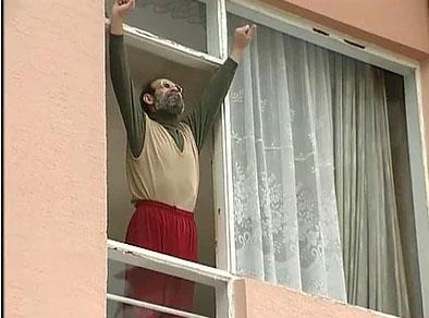 90'lara damga vuran "Bizimkiler"  dizisinin en sevilen karakterlerinden biri de "Alkolik Cemil"di...