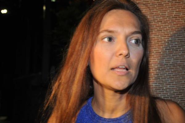 <p><b>Demet Akaln</b></p>      <p>Yrekler kan alyoo sevincler kursamzda kald</p>      <p>Ben ve ekibim bugece yastayiz bizim icin bugece muzik susucak ...sehitlerimize bugece yaplacak tek ey dua</p>