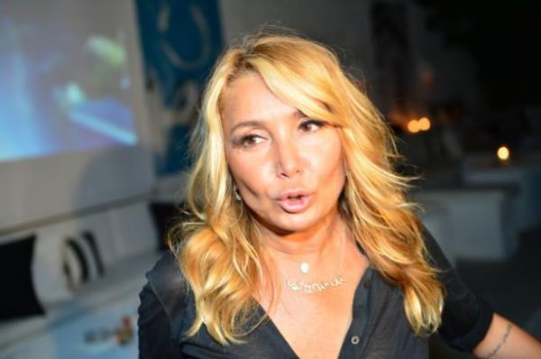 <p><b>Yonca Evcimik</b></p>      <p>Dalca ...... :(( Yetti artk ehit haberleri.. Terr destekleyenlere lanet olsunn.</p>