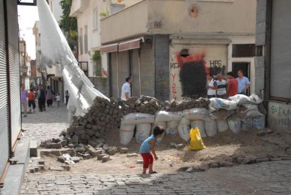 Diyarbakr'n Sur ilesinde terristlerin polisin gr mesafesini kstlamak iin kullandklar araf da ortaya kt.