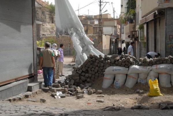 ki polis memurunun ehit olduu, 8&#8217;i polis 11 kiinin yaraland Sur lesi&#8217;nde bu sabah sokaa kmasnn kaldrlmas ile yaam ksmen normale dnerken, jandarma tarafndan Sur lesi&#8217;ne bal Bykkad Mahallesi&#8217;ne yaplan operasyonda silahlar ele geirildi.