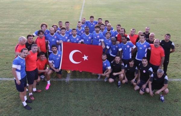 Antalya<br>  Spor Toto Sper Lig'in 4'nc haftasnda Antalyaspor, Hasan Suba Tesisleri'nde man hazrlklarna devam etti. Eto'o ve beraberindeki Antalyasporlu futbolcular Trk bayra ile fotoraf ektirerek terr olaylarn protesto etti.