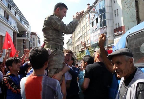 Bu srada aralaryla yoldan geen vatandalar, korna alp Trk bayra sallad.