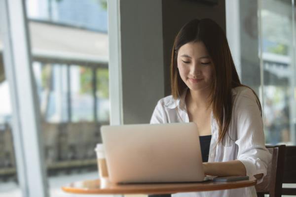 Web siteleri araclyla toplumsal veya siyasal konular ile ilgili grleri okuma veya paylama<br>  KADIN:19.7