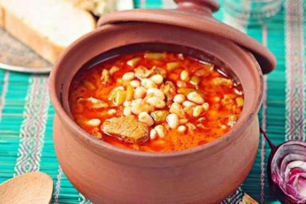 KURU FASULYE<br>  Trk mutfanda k aylarnn vazgeilmez yemeidir. Faydalar ile de vazgeilmez olduu ortaya kt. Kalp damar hastalklarnn dman. Kolestrol ve ekere iyi geliyor. Dahas ete edeer