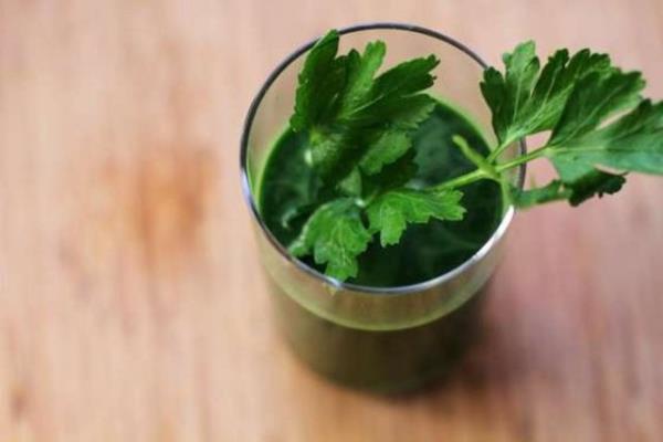 Yemeklerden sonra gaz sorunu yayorsanz maydanoz suyu veya ay iebilirsiniz. Gaz azaltmak iin maydanoz ayn ok hzl imeyin, her 2-3 dakikada bir ka yudum aln