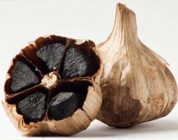 Siyah sarmsak kurutulmu meyve tadna sahiptir. Daha ekerli ve ttslenmi bir tad vardr. Siyah sarmsak, beyaz sarmsan aksine az kokusuna da neden olmaz.