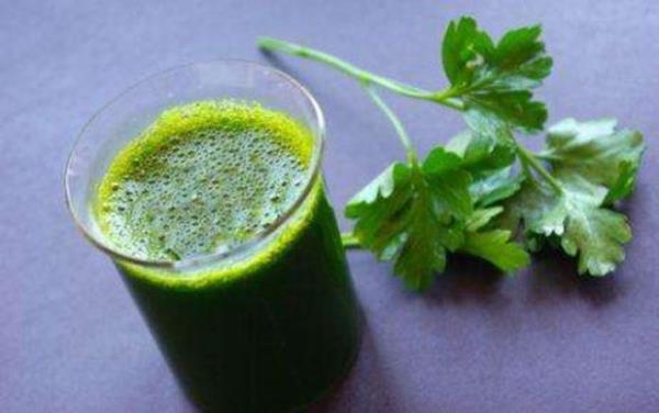 Maydanoz, gz sal iin kritik nemi bulunan A vitamini bakmndan zengindir. A vitamini retinada k hassasiyetini salayan &#8220;rodopsin&#8221; pigmentinin retilmesinde kullanlr.