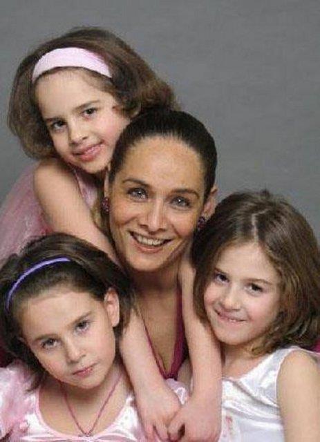 Nee Erberk'in zlerinin isimleri Alin, Selin ve Lara.