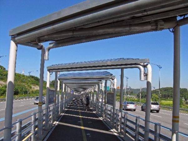 En nemlisi ise rettii elektrik ile lke ekonomisine katk salyor. Bakent Seul&#8217;un 160 km gneyinde yer alan 6 eritli otobanda, bisiklet srcleri iin 32 kilometrelik yol boyunca yaplan panellerin maliyetinin bir hayli yksek olduu tahmin ediliyor ancak proje gelitiricileri orta vadede kar salanacan n gryor.