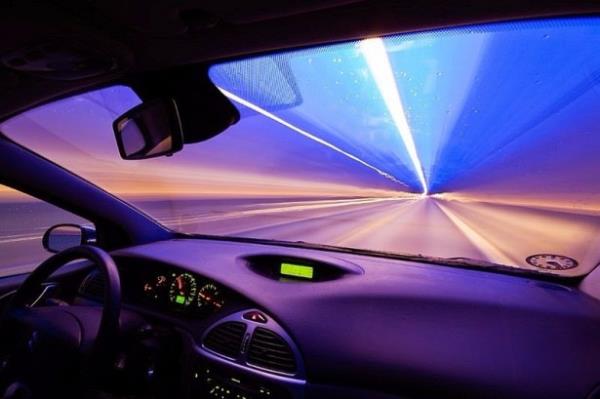 Dnyann en uzun karayolu tnelini gemek yaklasik 20 dakika sryor.