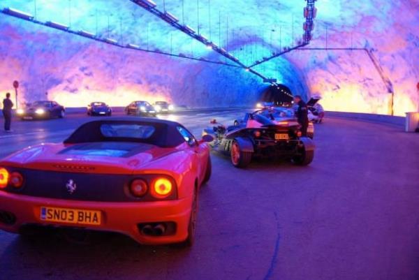 Tnel iine kvrmlar konularak src dikkatinin dalmas engellenmi.