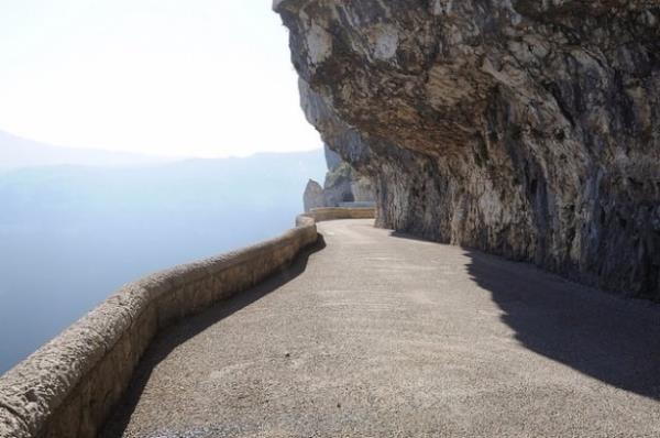Yol zellikle bisikletilerin vazgeilmezi, ancak yokulu olan yola trmanmak iin olduka iyi seviyede kondisyona ihtiya olduunu belirtelim.