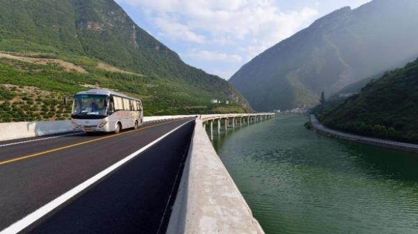 Tamamen evreye zarar vermeden yaplmas planlanan yol iin hi aa kesilmedi ve yapm sresinde hibir canl hayatn etkilenmemesine dikkat edildi.