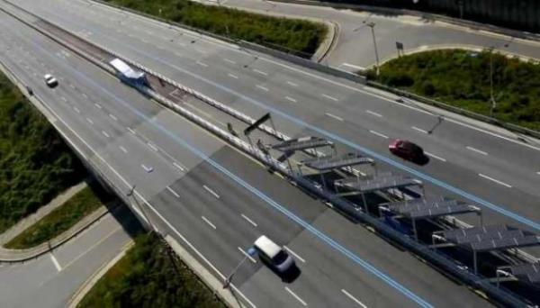 Ayn zamanda, gne panellerinin altnda bisiklet yolu bulunmakta ve bisikletileri gne ve yamurdan korumakta.