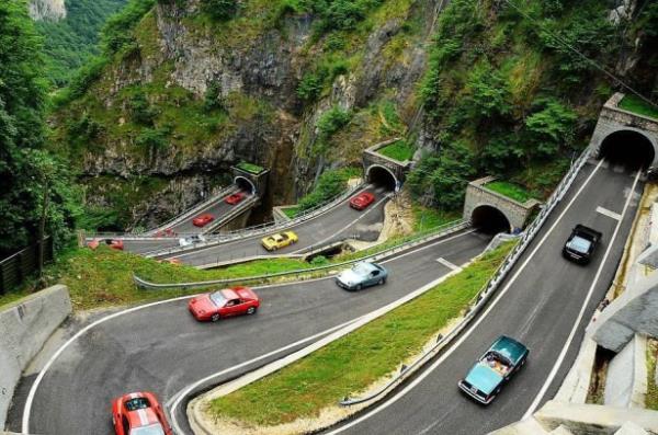 Bir Ferrari geisi   -  Passo San Boldo, talya