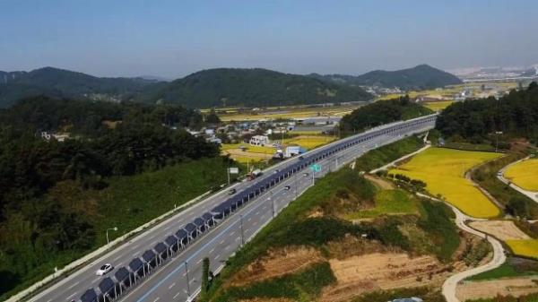 Otoyollarn arasna yerletirilen bu gne panelleri sadece elektrik retmiyor.