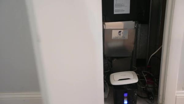 Ak bir yerde olmas iinize gelir. Eer bir dolaba koyarsanz dolabn duvarlar sinyalleri emer.