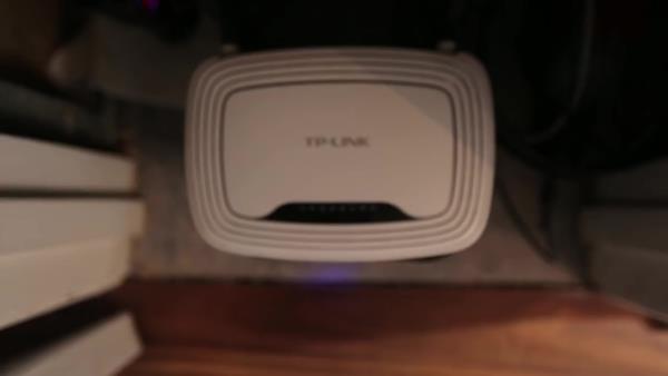 Ayn zamanda modeminizi, yerden yukar koymanz isteyeceiniz bir ey olur. nk sinyaller yerde kullanlan baz materyallerin iinden gemez.