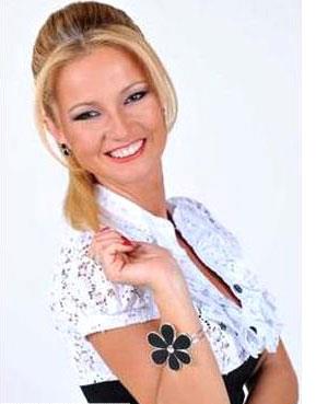 nce magazin program yapan, sonra programnn formatn deitiren Mge Anl'ya bir de byle bakn.