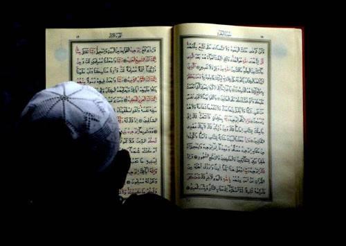 -Enes (ra)' dan rivayet edilmitir: dedi ki; Rasulullah (sav) buyurdu:"Hereyin bir kalbi vardr ve Kur'an'n kalbi de Yasin'dir. Her kim Sure-i Yasin'i okursa Allah ona bu sureyi okumas sebebiyle Kur'an' on kere okumu kadar sevap ihsan eder."