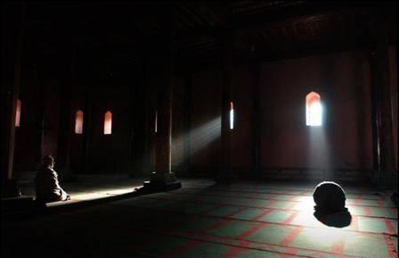 "Cuma geceleri Yasn sresini okuyan kimse, Allah telnn magfiretine kavumu halde sabahlar."